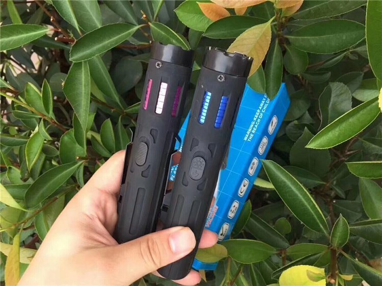 H9型強(qiáng)光高壓電擊棒